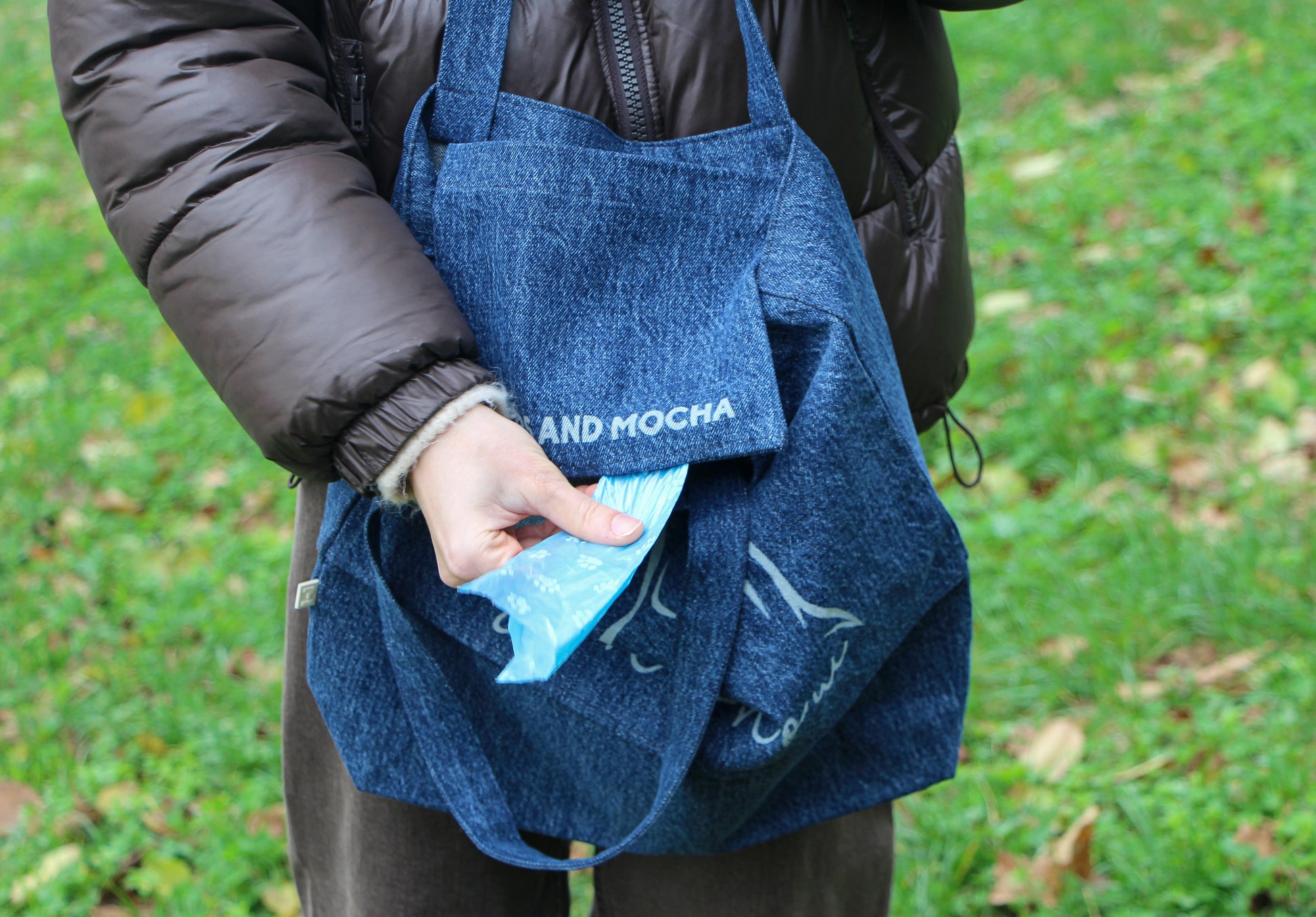 Detail of the built-in waste bag pocket in the Custom Pet Tote Bag, ensuring convenience during walks.