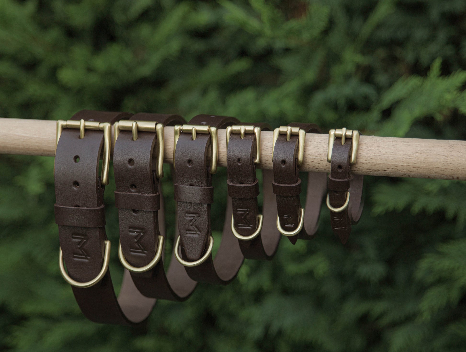 Size options for the brown leather dog collar, suitable for small and large pets.