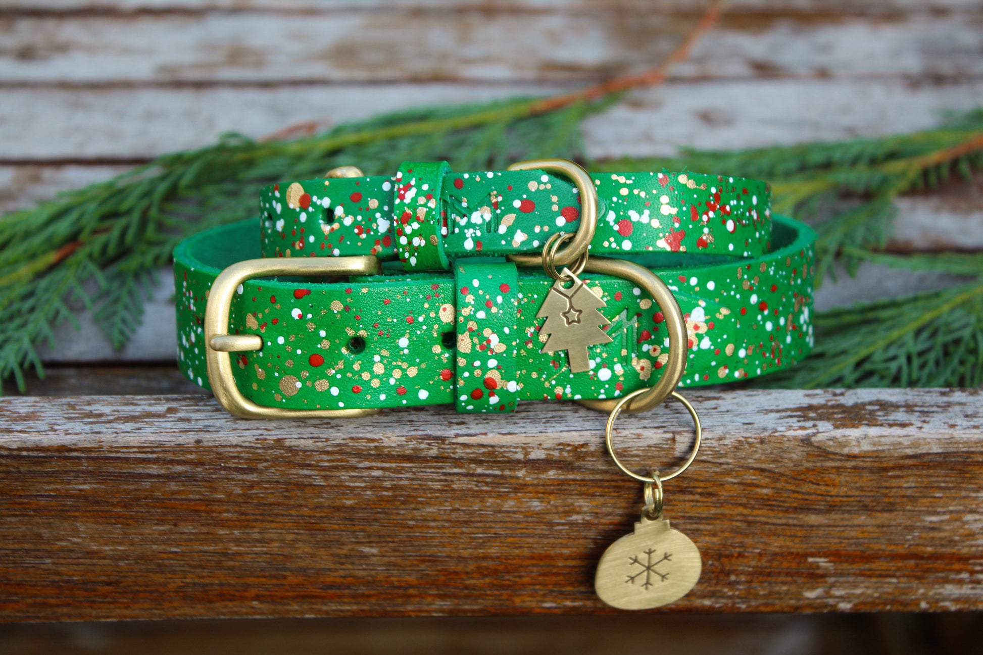 Green and Red Christmas Dog Collar for Holiday Pets.
