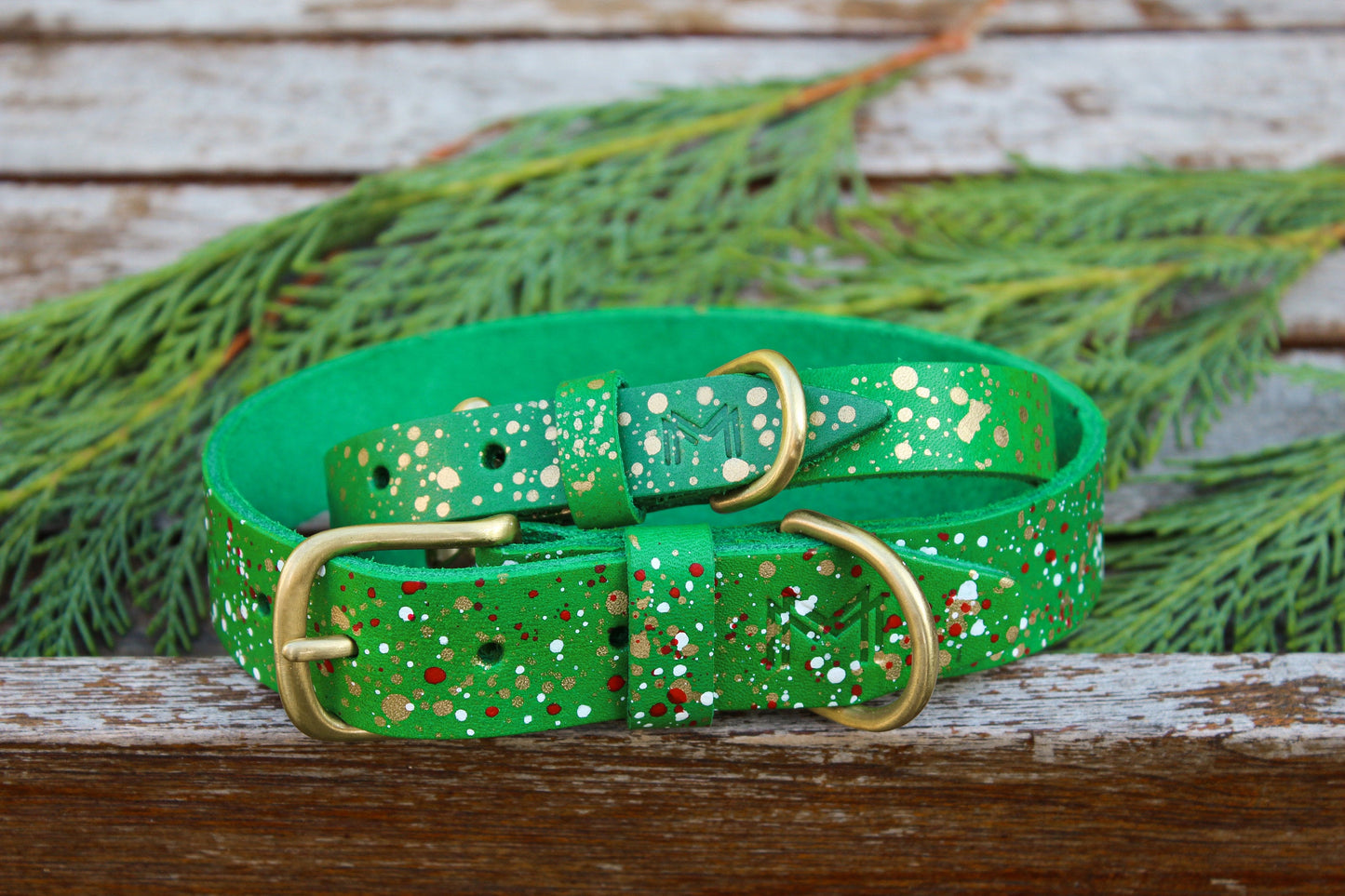 Christmas dog collar crafted from premium leather for festive celebrations.